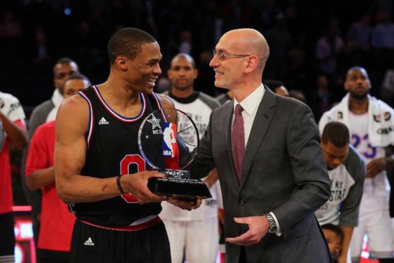 Le commissionaire de la NBA Adam Silver remet au meneur d'Oklahoma City Russell Westbrook, le trophée de meilleur joueur du match (MVP) lors du All Star Game entre les vedettes de la Conférence Ouest contre celles de l'Est, le 15 février 2015 à New York - Getty/AFP Elsa