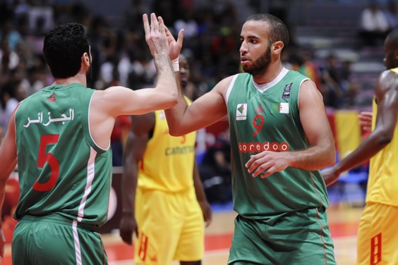 L'Algérie surprend le Cameroun et se qualifie pour les quarts de finale