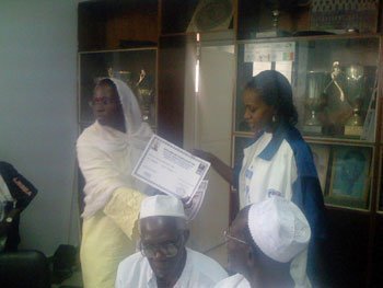 Nancy Cissé du SIBAc recevant son diplôme des mains de la Vice Présidente de la FSBB