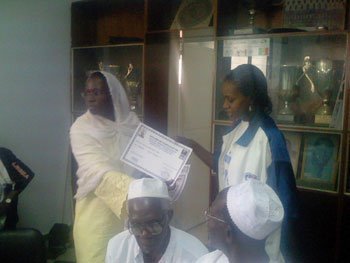 Nancy Cissé du SIBAc recevant son diplôme des mains de la Vice Présidente de la FSBB Nancy Cissé du SIBAc recevant son diplôme des mains de la Vice Présidente de la FSBB
