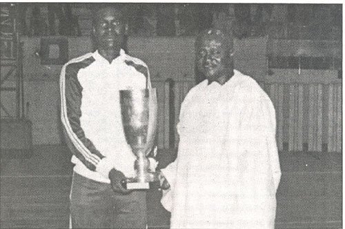 Pape Samba Bâ posant ici avec l'ancien ministre Alioune Diagne Mbor, président d'honneur de l'ascfo. C'était sondernier trophée au Sénégal en 1982: La Coupe du ministre de la jeunesse et des Sports - Photo Walf Sports Pape Samba Bâ posant ici avec l'ancien ministre Alioune Diagne Mbor, président d'honneur de l'ascfo. C'était sondernier trophée au Sénégal en 1982: La Coupe du ministre de la jeunesse et des Sports - Photo Walf Sports
