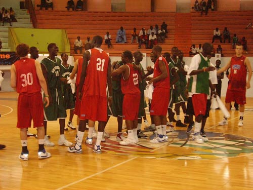 GAINDE CLASSIC : Les Lions locaux battent une équipe universitaire américaine 62-54) GAINDE CLASSIC : Les Lions locaux battent une équipe universitaire américaine 62-54)
