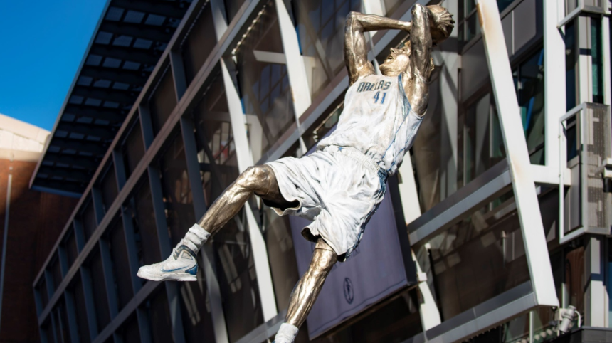 NBA: Dirk Nowitzki a désormais sa statue à Dallas