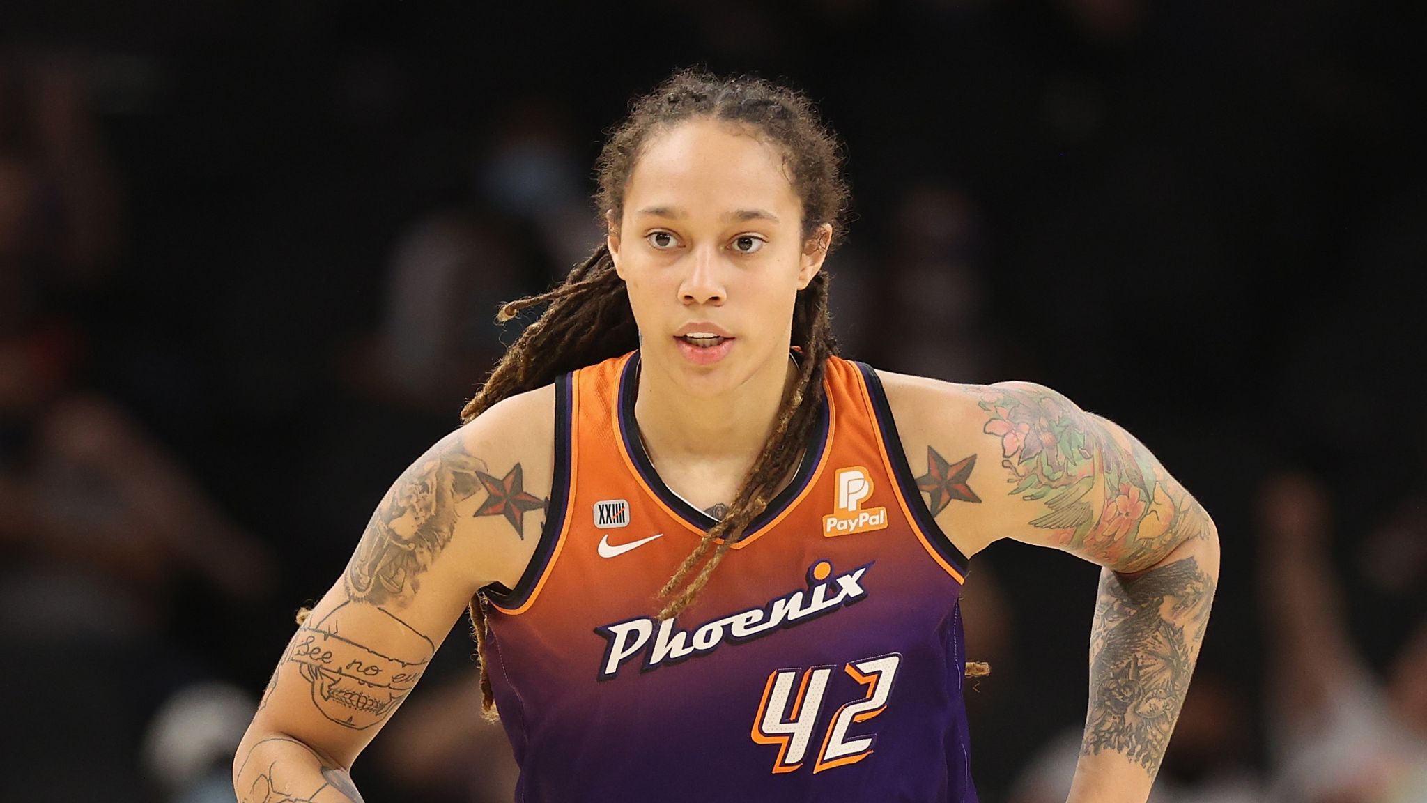 La star américaine Brittney Griner signe un contrat à Phoenix, après ses dix mois d’emprisonnement en Russie La star américaine Brittney Griner signe un contrat à Phoenix, après ses dix mois d’emprisonnement en Russie