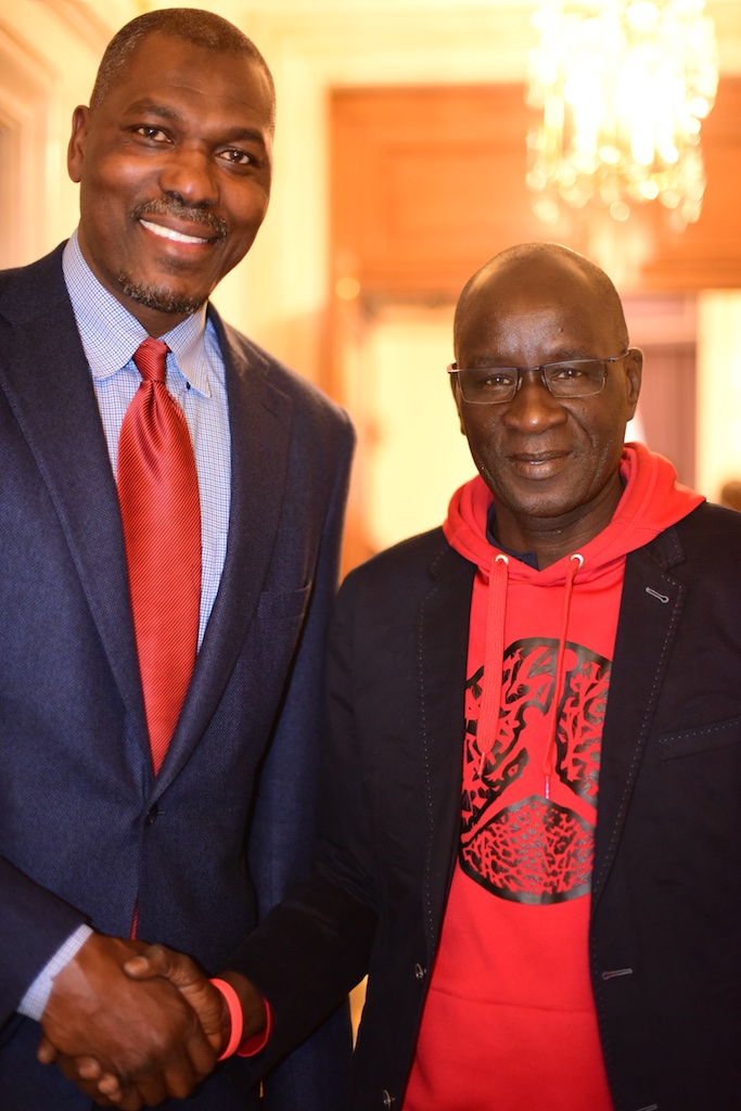 Le Président du CNBS Serigne Mboup en compagnie d'Akeem Olajuwon