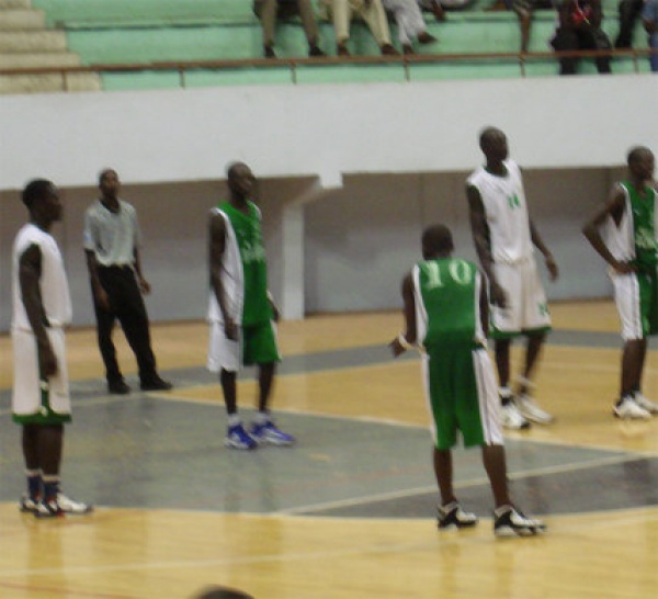 BASKET- FINALE ALLER DU PLAY OFF MESSIEURS : DOUANES-BOPP : (73-44) Les Gabelous en roue libre