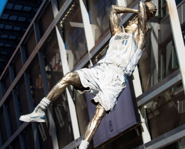 NBA: Dirk Nowitzki a désormais sa statue à Dallas
