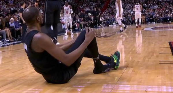 NBA: Kevin Durant se blesse à un genou