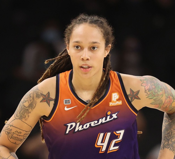 La star américaine Brittney Griner signe un contrat à Phoenix, après ses dix mois d’emprisonnement en Russie