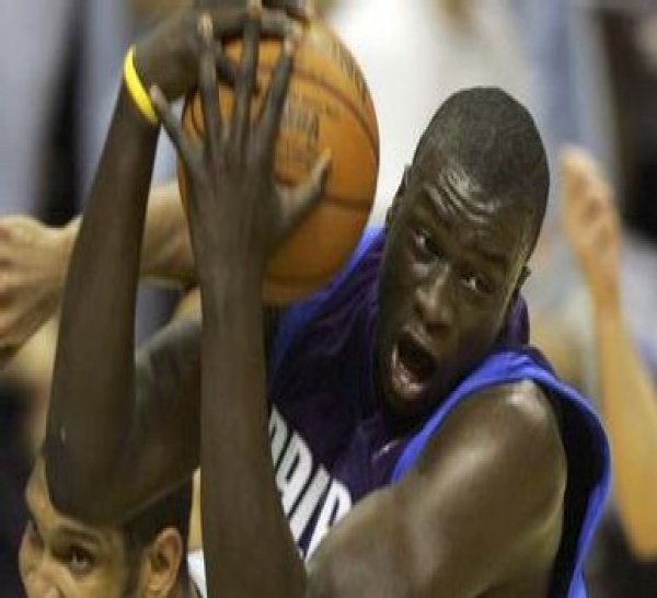 NBA : Premier Double double pour Desagana Diop face à Yao Ming (10 pts, 13 rbds, 4 contres)