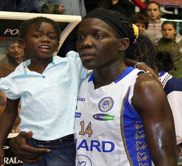 CONFIDENCES - Forfait du tournoi préolympique pour blessure : Astou Ndiaye raccroche les baskets